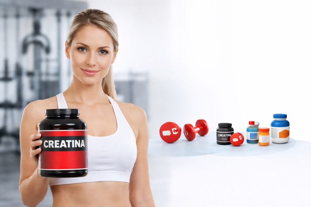 Qual a melhor creatina 2026 representada por mulher segurando pote de creatina em academia
